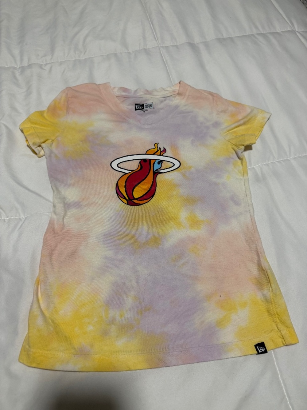 New Era Miami Heat NBA tie-dye t-shirt featuring a cap sleeve and a colorful log